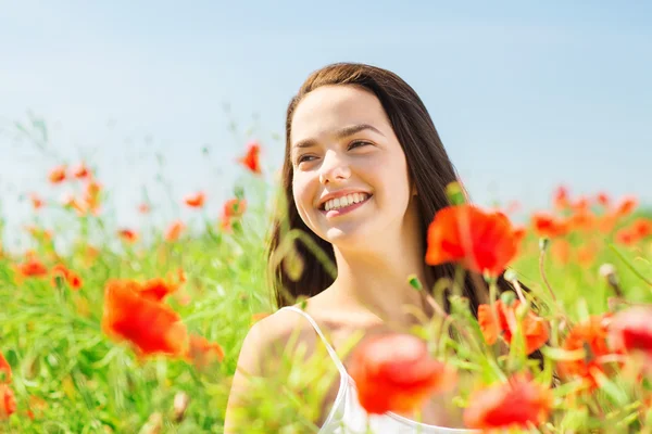 Sonriente joven mujer en amapola campo —  Fotos de Stock