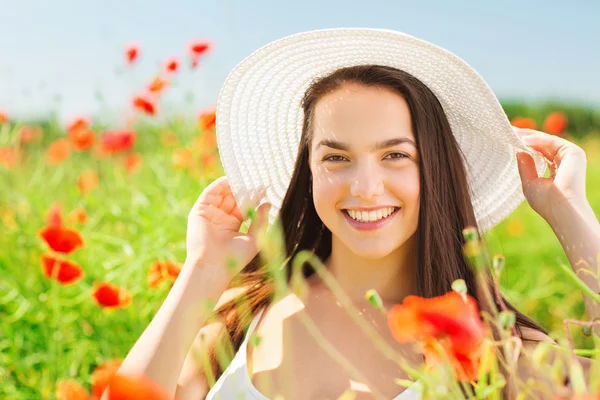 Giovane donna sorridente in cappello di paglia sul campo di papavero — Foto Stock