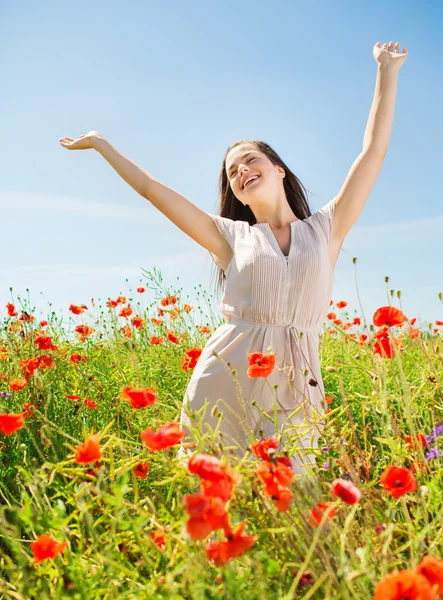 Sorridente giovane donna sul campo di papavero — Foto Stock