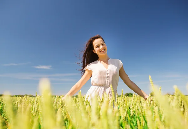 Giovane donna sorridente sul campo di cereali — Foto Stock