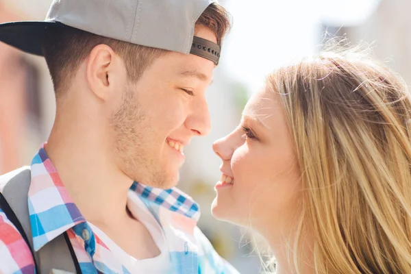 Usmívající se pár s batohem v městě — Stock fotografie