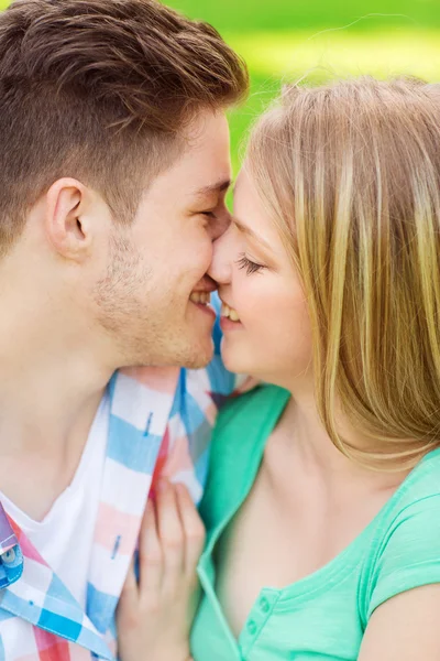 Çift öpüşme ve parkta sarılma gülümseyen — Stok fotoğraf
