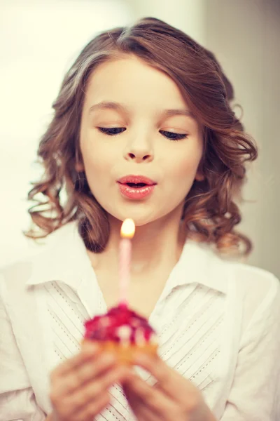 Chica con cupcake — Foto de Stock