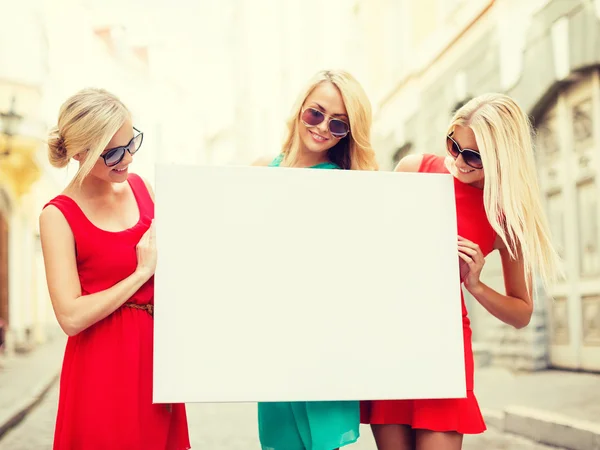 Три щасливих блондинки з порожньою білою дошкою — стокове фото