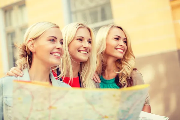 Beautiful blonde women with map in the city — Stock Photo, Image