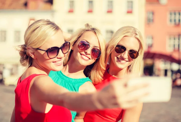 Chicas tomando fotos con cámara de teléfono inteligente — Foto de Stock