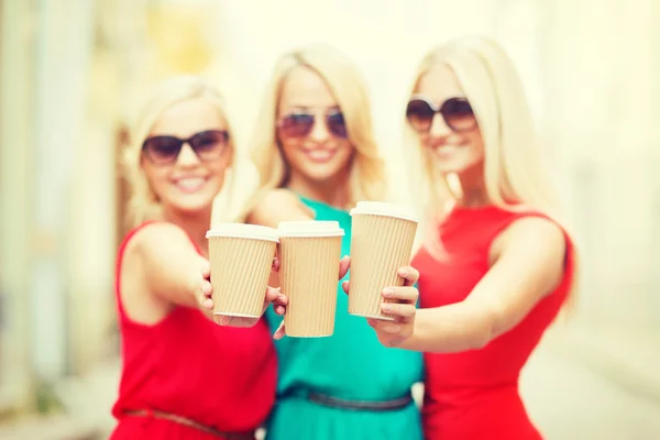 Paket servisi olan restoran kahve fincanı şehirde holding sarışınlar — Stok fotoğraf