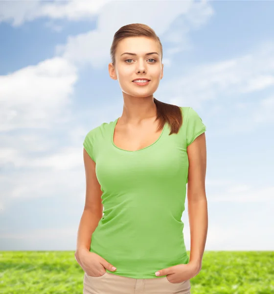 Leende ung kvinna i tomma grön t-shirt — Stockfoto