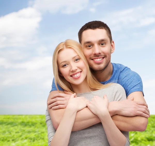 Couple souriant étreignant — Photo