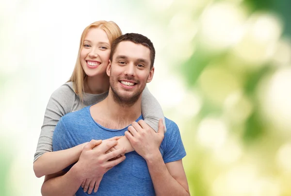 Abraço de casal sorridente — Fotografia de Stock