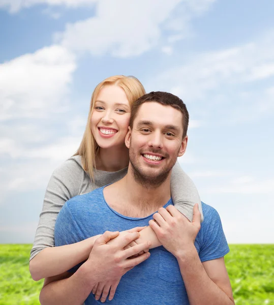 Abraço de casal sorridente — Fotografia de Stock