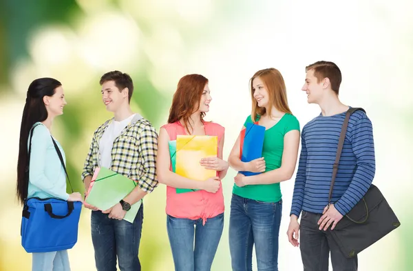 Grupp leende studenter står — Stockfoto
