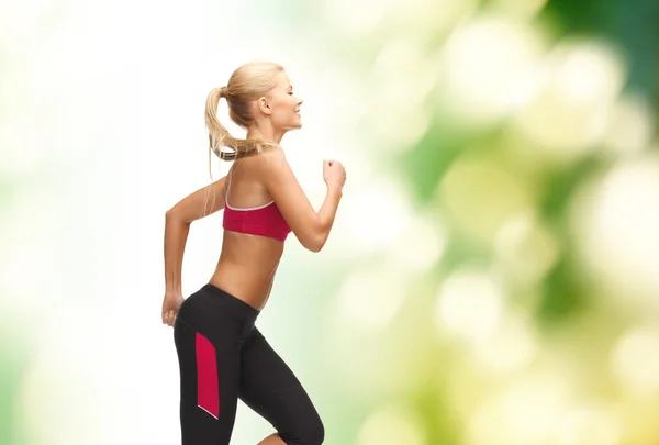 Sportliche Frau läuft oder springt — Stockfoto