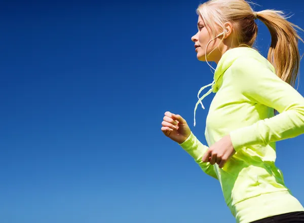 Mujer haciendo correr al aire libre —  Fotos de Stock