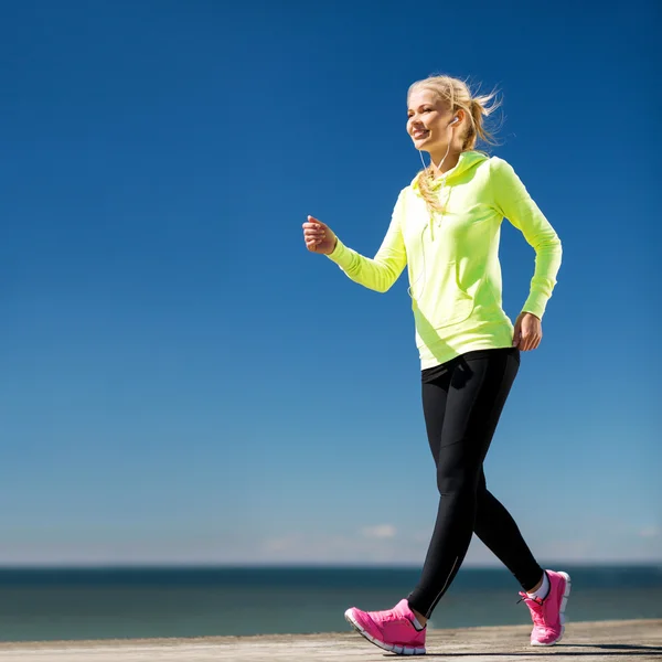 Vrouw die buiten loopt — Stockfoto