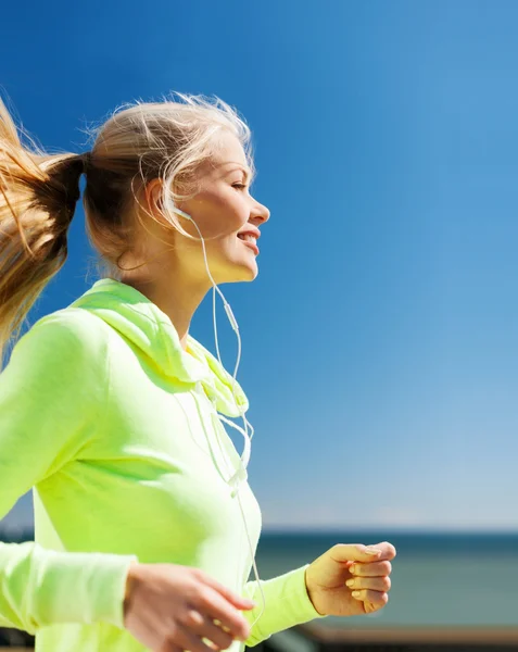 Woman doing running outdoors — Stock Photo, Image