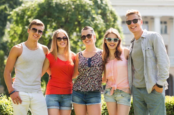 Grupp av leende vänner utomhus — Stockfoto