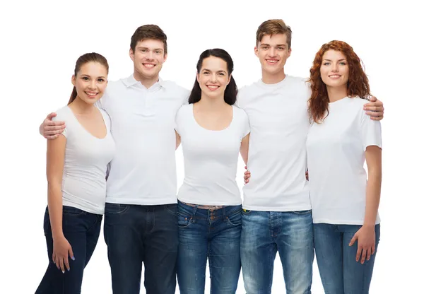 Groep van lachende tieners in witte lege t-shirts — Stockfoto