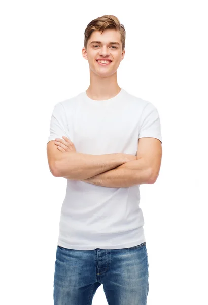 Joven sonriente en camiseta blanca en blanco — Foto de Stock