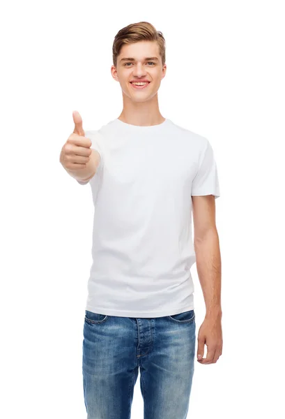 Sorridente homem em branco t-shirt mostrando polegares para cima — Fotografia de Stock