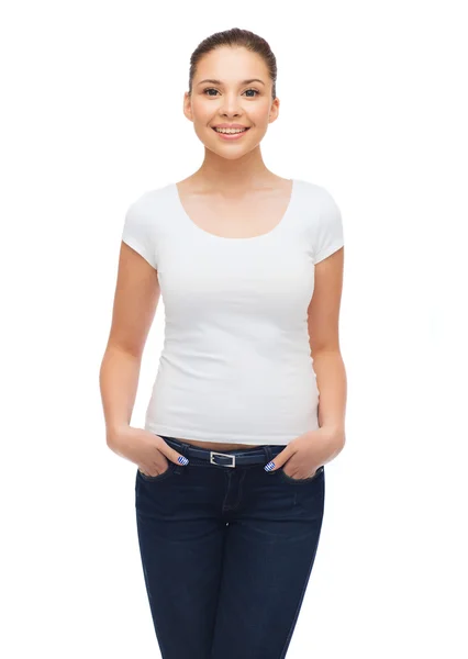 Sorrindo jovem mulher em branco t-shirt — Fotografia de Stock