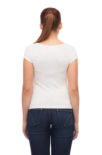 Jeune femme en t-shirt blanc vierge — Photo