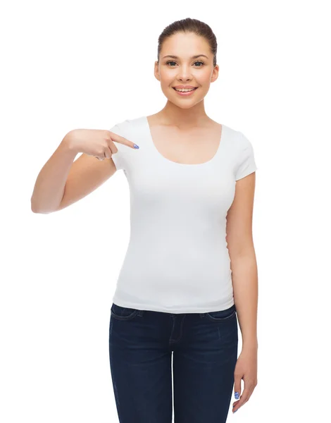 Mujer joven sonriente en camiseta blanca en blanco — Foto de Stock