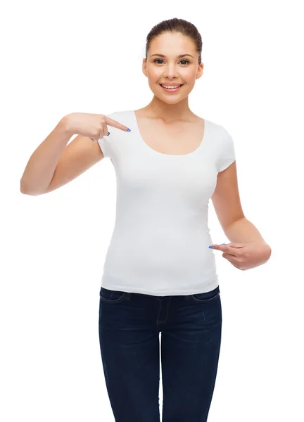 Mujer joven sonriente en camiseta blanca en blanco — Foto de Stock