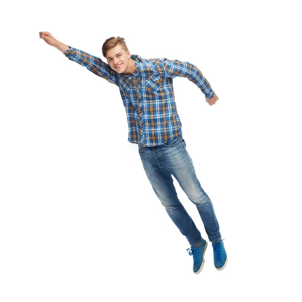 Smilende ung mann som flyr i luften – stockfoto
