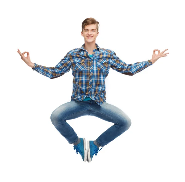 Sorridente giovane uomo che vola in aria — Foto Stock