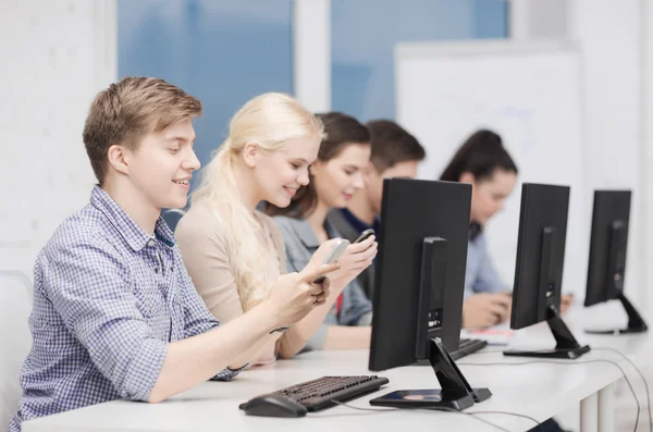 Estudiantes con monitor de computadora y smartphones —  Fotos de Stock