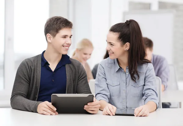 Studenci patrząc na Tablet w wykład w szkole — Zdjęcie stockowe