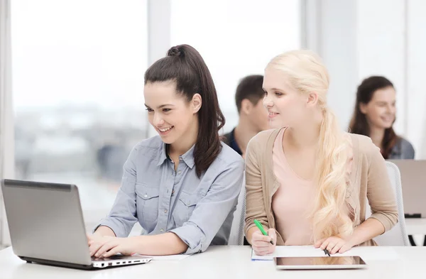 Estudiantes con laptop, tablet pc y notebooks — Foto de Stock