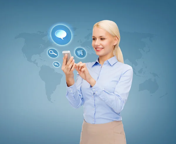 Mujer de negocios con teléfono inteligente sobre fondo azul — Foto de Stock