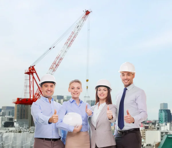 Група усміхнених бізнесменів у білих касках — стокове фото