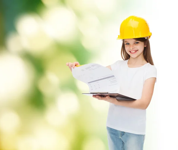 Smiling little girl in hardhat with clipboard — Stock Photo, Image
