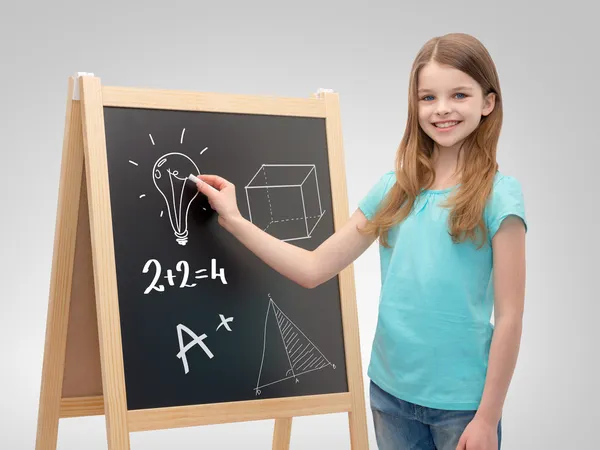 Gelukkig meisje met blackboard en krijt — Stockfoto