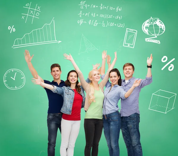 Grupo de estudiantes sonrientes sobre tablero verde — Foto de Stock