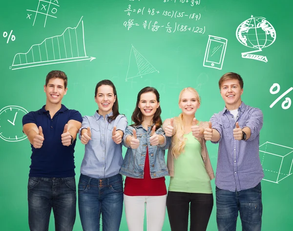 Groep lachende studenten tonen duimen omhoog — Stockfoto