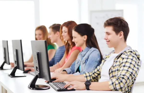 Männlicher Schüler mit Klassenkameraden im Computerkurs — Stockfoto