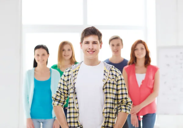 Sorridente studente maschio con gruppo di compagni di classe — Foto Stock