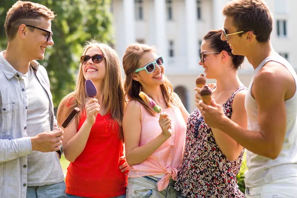 Grupo de amigos sonrientes con helado al aire libre — Foto de Stock