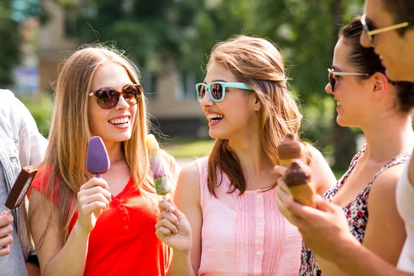 Groupe d'amis souriants avec crème glacée à l'extérieur — Photo