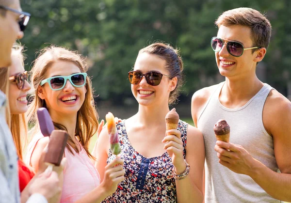 Groupe d'amis souriants avec crème glacée à l'extérieur — Photo