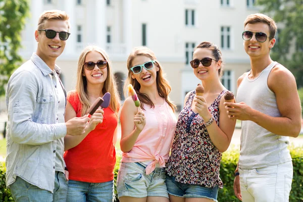 Groep lachende vrienden met ijs buiten — Stockfoto