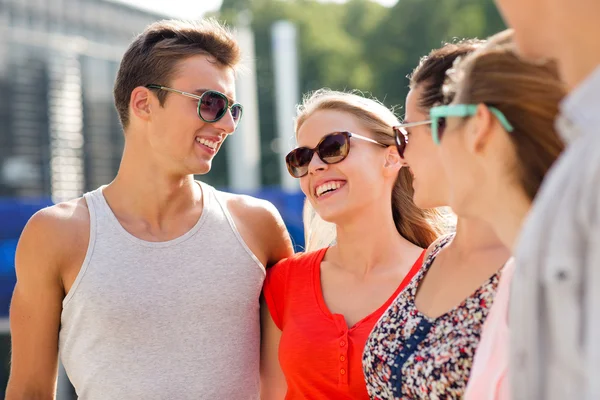 Group of smiling friends in city — Stockfoto