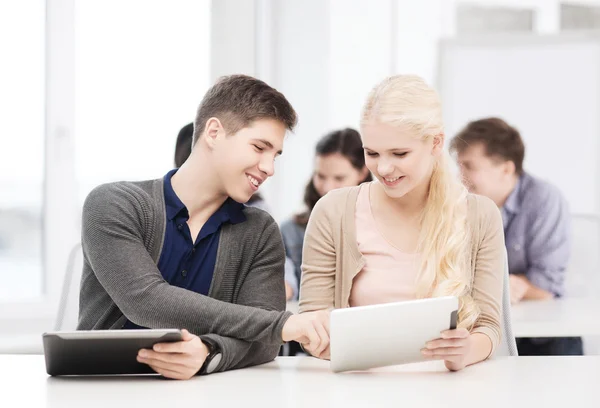 Studenti che guardano tablet pc in lezione a scuola — Foto Stock