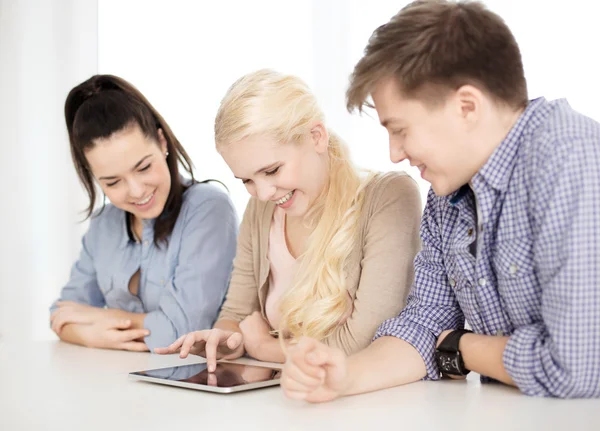 Lachende studenten met tablet pc-computer op school — Stockfoto