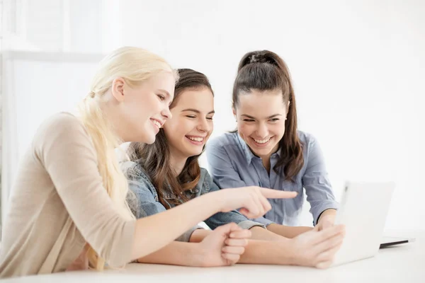 Lachende studenten met tablet pc-computer op school — Stockfoto