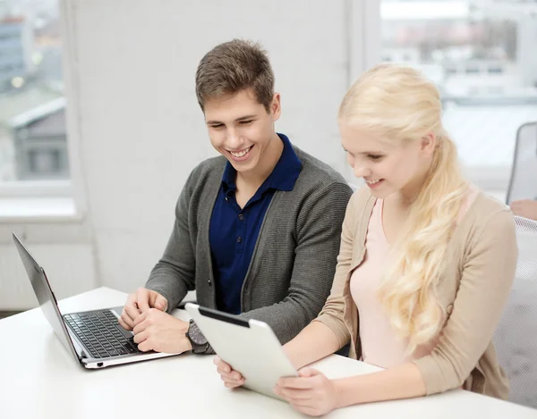 Två tonåringar med bärbara datorer och tablet pc i skolan — Stockfoto